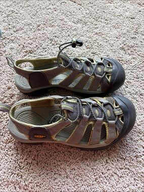 Keen Women's Gray and Green Closed-Toe Adventure Sandals washable
